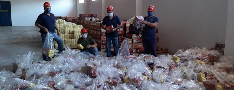 Cooperative members assembling food kits to be delivered to essential staff and the local community in Paraguay. / Equal Exchange