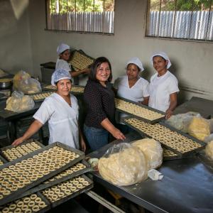 Fátima Carazo, center, is the founder of Rosquillería Alondra, a family business in Nicaragua that produces and sells corn biscuits and other traditional corn-based baked goods. / Agora Partnerships