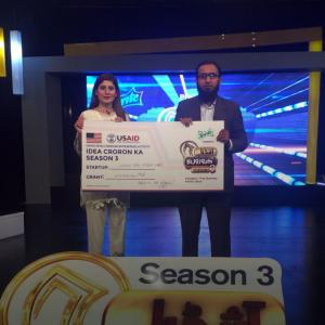Team members from Lahore New Media Labs, a SMEA grantee, pose with their grant award following their business pitch to a panel of investors during the recording of Idea Croron Ka(ICK), Pakistan’s first business reality show. Photo credit: ICK NEO TV; December 2018